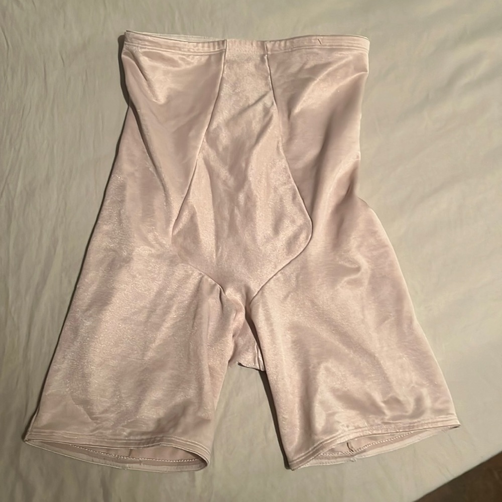 Under score body shaper. Elastic around top and legs. Extra tummy control